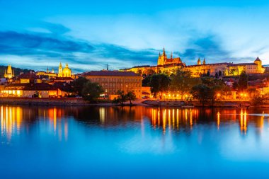Prag şatosu ve Çek Cumhuriyeti Prag 'daki Vltava nehrinin günbatımı manzarası.
