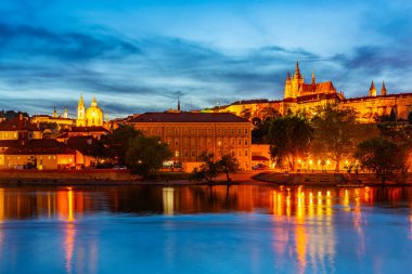 Prag şatosu ve Çek Cumhuriyeti Prag 'daki Vltava nehrinin günbatımı manzarası.