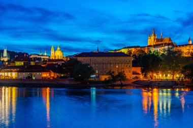 Prag şatosu ve Çek Cumhuriyeti Prag 'daki Vltava nehrinin günbatımı manzarası.