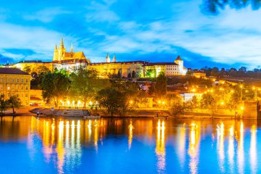 Prag şatosu ve Çek Cumhuriyeti Prag 'daki Vltava nehrinin günbatımı manzarası.