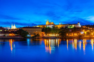 Prag şatosu ve Çek Cumhuriyeti Prag 'daki Vltava nehrinin günbatımı manzarası.