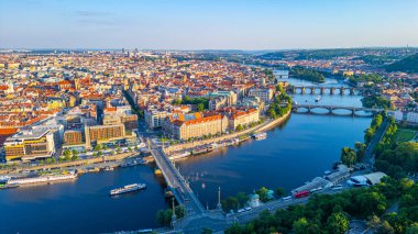 Vltava nehri Çek Cumhuriyeti 'nin Prag kentinde Letna' dan izlendi.