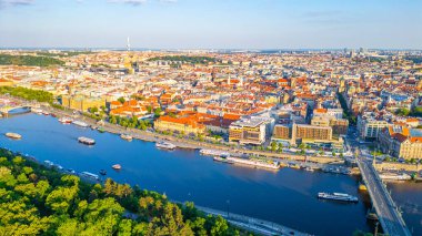 Çek Cumhuriyeti 'nin Letna ovasından Prag' ın Panorama manzarası.