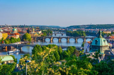 Vltava Nehri, Çek Cumhuriyeti 'nin Prag kentinde, Letna' daki Straka akademisinin arkasında görülüyor.