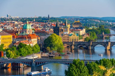Çek Cumhuriyeti Prag 'daki Charles Köprüsü ve Saint Salvator Kilisesi' nin günbatımı manzarası.