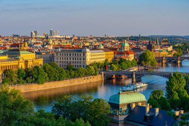 Vltava Nehri, Çek Cumhuriyeti 'nin Prag kentinde, Letna' daki Straka akademisinin arkasında görülüyor.