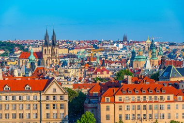Prag 'ın yukarısındaki kuleler Çek Cumhuriyeti' nin yapraklarının arkasında.