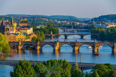 Vltava nehri üzerindeki köprüler Çek Cumhuriyeti 'nin Prag kentinde Letna' dan izlendi.
