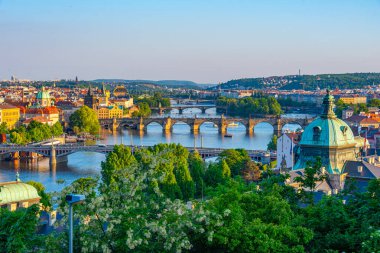 Vltava Nehri, Çek Cumhuriyeti 'nin Prag kentinde, Letna' daki Straka akademisinin arkasında görülüyor.