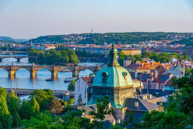 Vltava Nehri, Çek Cumhuriyeti 'nin Prag kentinde, Letna' daki Straka akademisinin arkasında görülüyor.