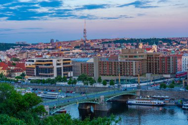 Çek Cumhuriyeti 'nin Letna ovasından Prag' ın günbatımı manzarası.