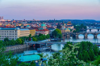 Çek Cumhuriyeti 'nin Prag kentinde Charles Briç ve Ulusal Tiyatro' nun günbatımı manzarası.