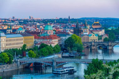 Çek Cumhuriyeti 'nin Prag kentinde Charles Briç ve Ulusal Tiyatro' nun günbatımı manzarası.