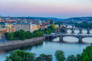Vltava nehri üzerindeki köprüler Çek Cumhuriyeti 'nin Prag kentinde Letna' dan izlendi.