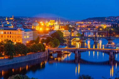 Vltava nehri üzerindeki köprüler Çek Cumhuriyeti 'nin Prag kentinde Letna' dan izlendi.
