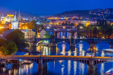 Vltava nehri üzerindeki köprüler Çek Cumhuriyeti 'nin Prag kentinde Letna' dan izlendi.