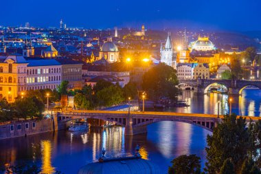 Vltava nehri üzerindeki köprüler Çek Cumhuriyeti 'nin Prag kentinde Letna' dan izlendi.