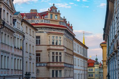 Prag, Çek Cumhuriyeti 'nin Mala strana bölgesindeki eski evlerin cepheleri.