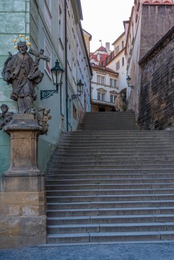 Prag Şatosu, Çek Cumhuriyeti 'ne giden bir merdivenin gün batımı manzarası.