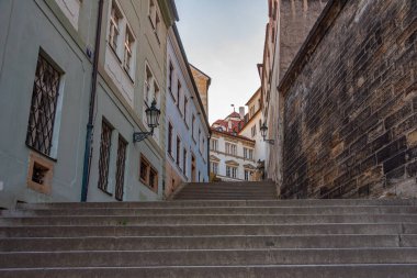 Prag Şatosu, Çek Cumhuriyeti 'ne giden bir merdivenin gün batımı manzarası.