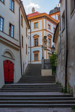 Prag Şatosu, Çek Cumhuriyeti 'ne giden bir merdivenin gün batımı manzarası.