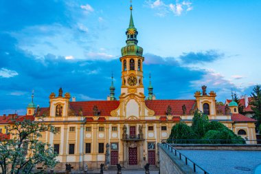 Çek Cumhuriyeti Prag 'daki Loreta hac sahasının günbatımı manzarası.