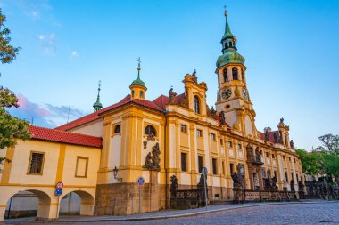 Çek Cumhuriyeti Prag 'daki Loreta hac sahasının günbatımı manzarası.