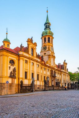 Çek Cumhuriyeti Prag 'daki Loreta hac sahasının günbatımı manzarası.