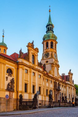 Çek Cumhuriyeti Prag 'daki Loreta hac sahasının günbatımı manzarası.