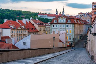 Prag, Çek Cumhuriyeti 'ndeki Ke hradu merdivenlerinin günbatımı manzarası.