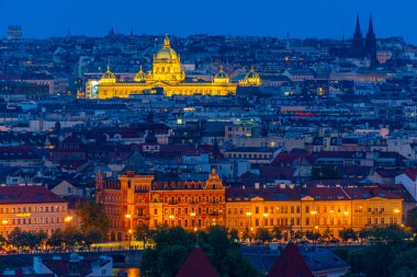 Çek Cumhuriyeti Prag 'daki ulusal müzenin günbatımı görüntüsü.