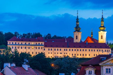 Çek Cumhuriyeti Prag 'daki Strahov manastırının günbatımı manzarası.