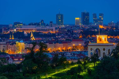 Çek Cumhuriyeti 'ndeki Prag şatosundan Pankrac' ın günbatımı görüntüsü.