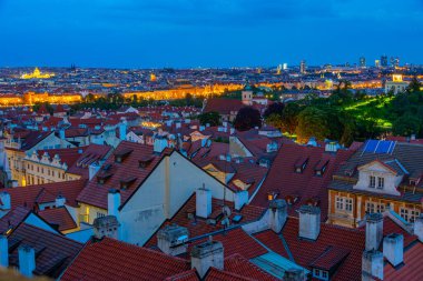 Prag 'ın Çek Cumhuriyeti' ndeki Prag şatosundan günbatımı görüntüsü.