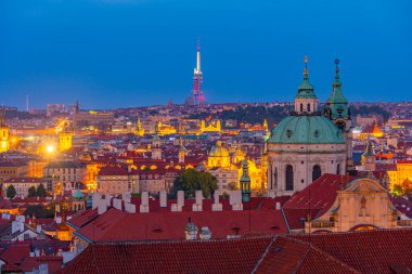 Prag, Çek Cumhuriyeti 'ne tepeden bakan Zizkov TV kulesinin batışı.
