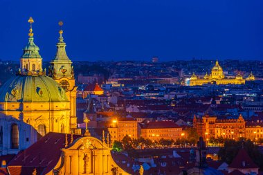 Çek Cumhuriyeti Prag 'daki ulusal müzenin günbatımı görüntüsü.