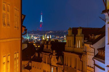 Prag, Çek Cumhuriyeti 'ne tepeden bakan Zizkov TV kulesinin batışı.