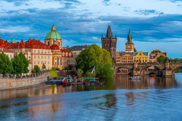 Çek Cumhuriyeti Prag 'daki Charles Köprüsü ve Saint Salvator Kilisesi' nin günbatımı manzarası.