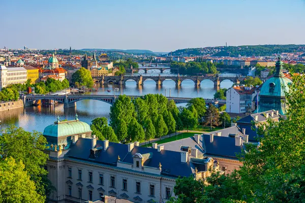 Vltava Nehri, Çek Cumhuriyeti 'nin Prag kentinde, Letna' daki Straka akademisinin arkasında görülüyor.