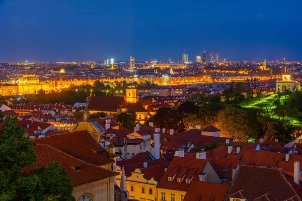 Prag 'ın Çek Cumhuriyeti' ndeki Prag şatosundan günbatımı görüntüsü.