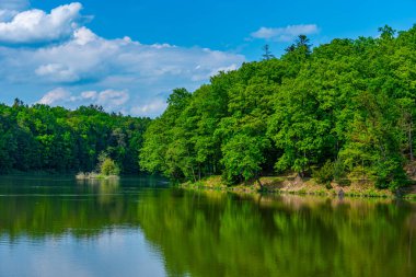Çek Cumhuriyeti 'nin Benesov kenti yakınlarındaki Konopiste Gölü.