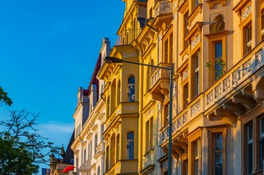 Çek Cumhuriyeti 'nin Prag' ın Vinohrady semtinde renkli evler.