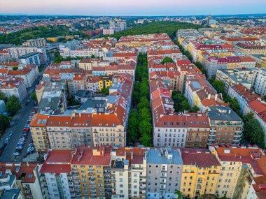Çek Cumhuriyeti Prag 'da Vinohrady' nin günbatımı manzarası.
