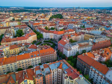 Çek Cumhuriyeti Prag 'da Vinohrady' nin günbatımı manzarası.