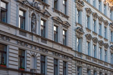 Çek Cumhuriyeti 'nin Prag' ın Vinohrady semtinde renkli evler.