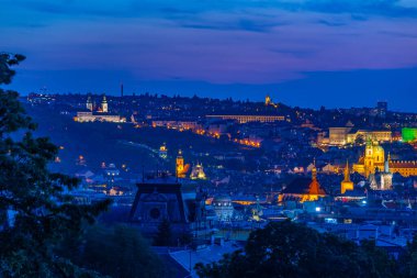 Prag 'ın Prag, Çek Cumhuriyeti' ndeki Rieger meyve bahçelerinden gün batımı manzarası.