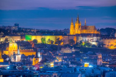 Prag 'ın Prag, Çek Cumhuriyeti' ndeki Rieger meyve bahçelerinden gün batımı manzarası.