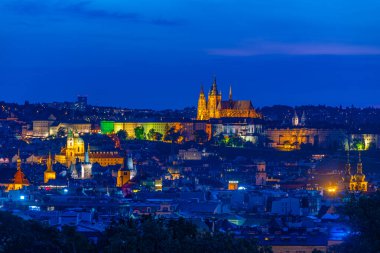 Prag 'ın Prag, Çek Cumhuriyeti' ndeki Rieger meyve bahçelerinden gün batımı manzarası.