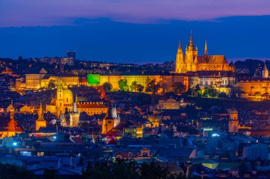 Prag 'ın Prag, Çek Cumhuriyeti' ndeki Rieger meyve bahçelerinden gün batımı manzarası.