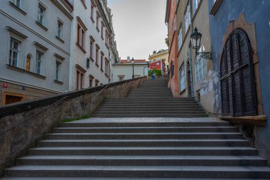 Prag Şatosu, Çek Cumhuriyeti 'ne giden bir merdivenin gün batımı manzarası.